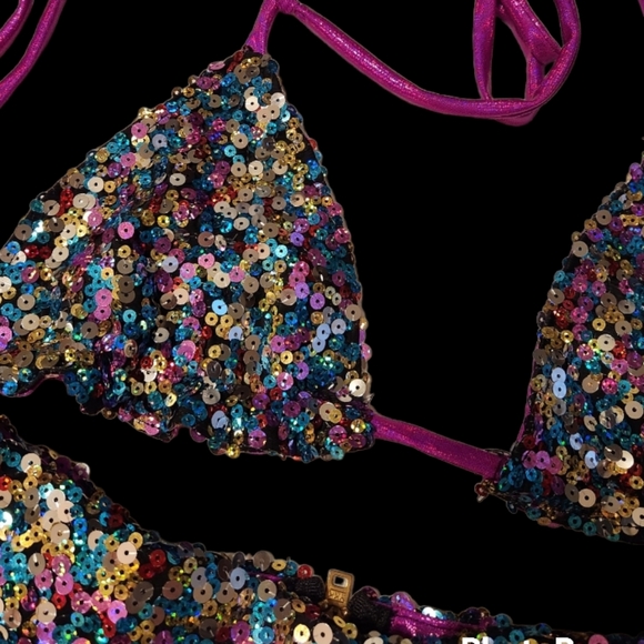 SUPER FUN SEQUIN BIKINI TOP W/MATCHING SEQUIN SKATER SKIRT. MetallicPINK/PURPLE - Picture 2 of 11
